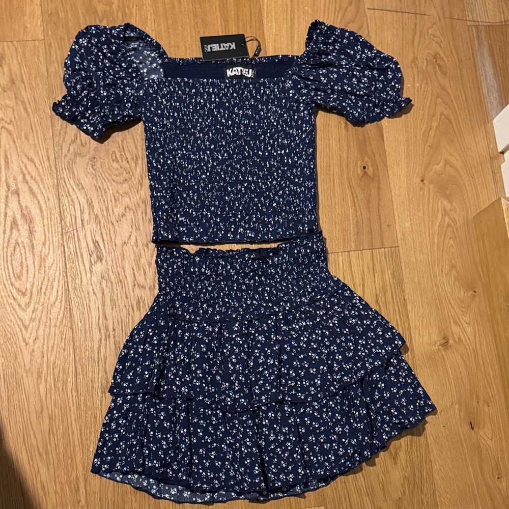 KATIEJ nyc -Navy Floral Kids top and skit (set). Brad new size L